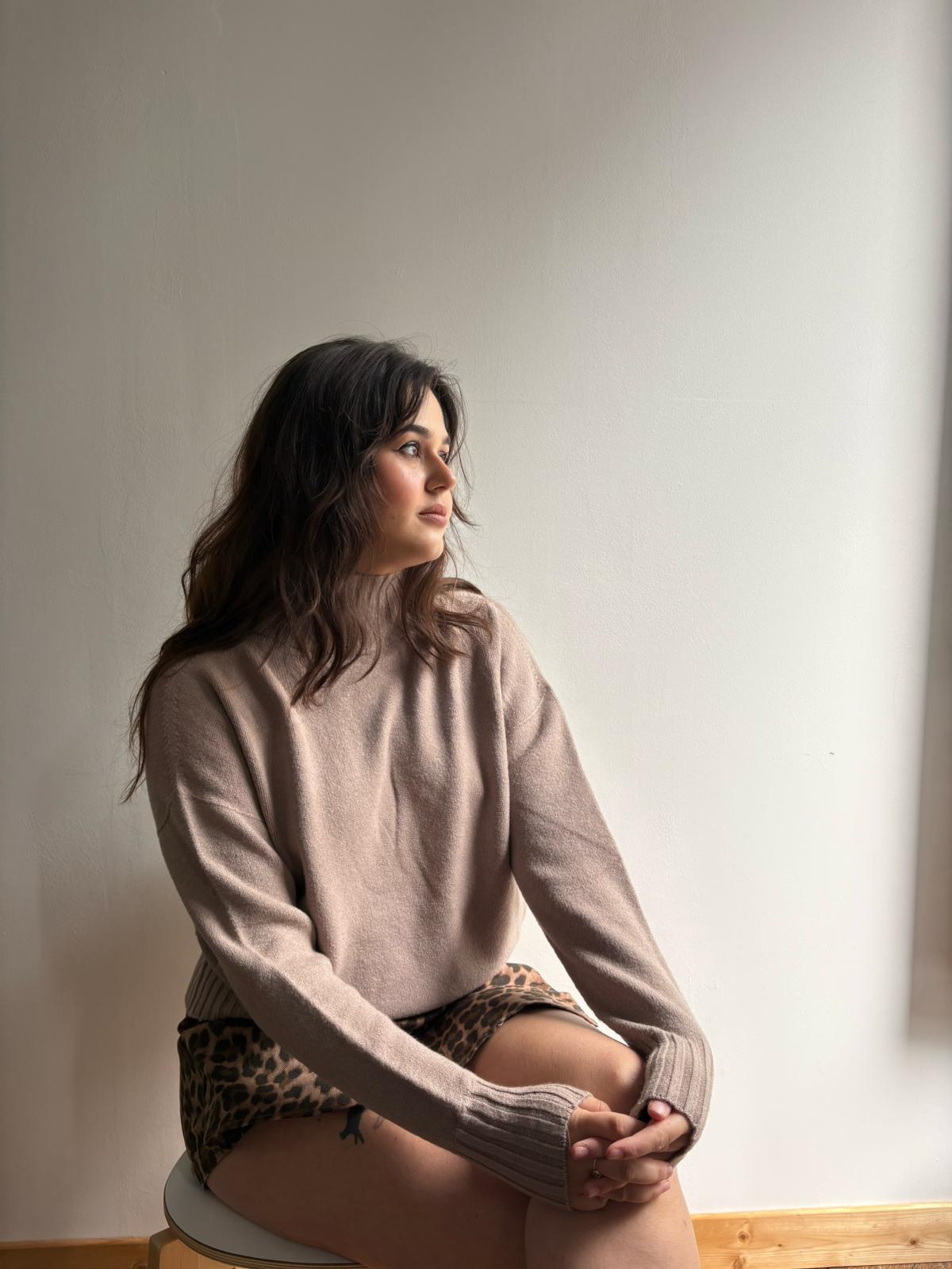 Pull femme col montant taupe en coton, laine et cachemire fabriqué en Italie – maille côtelée douce.