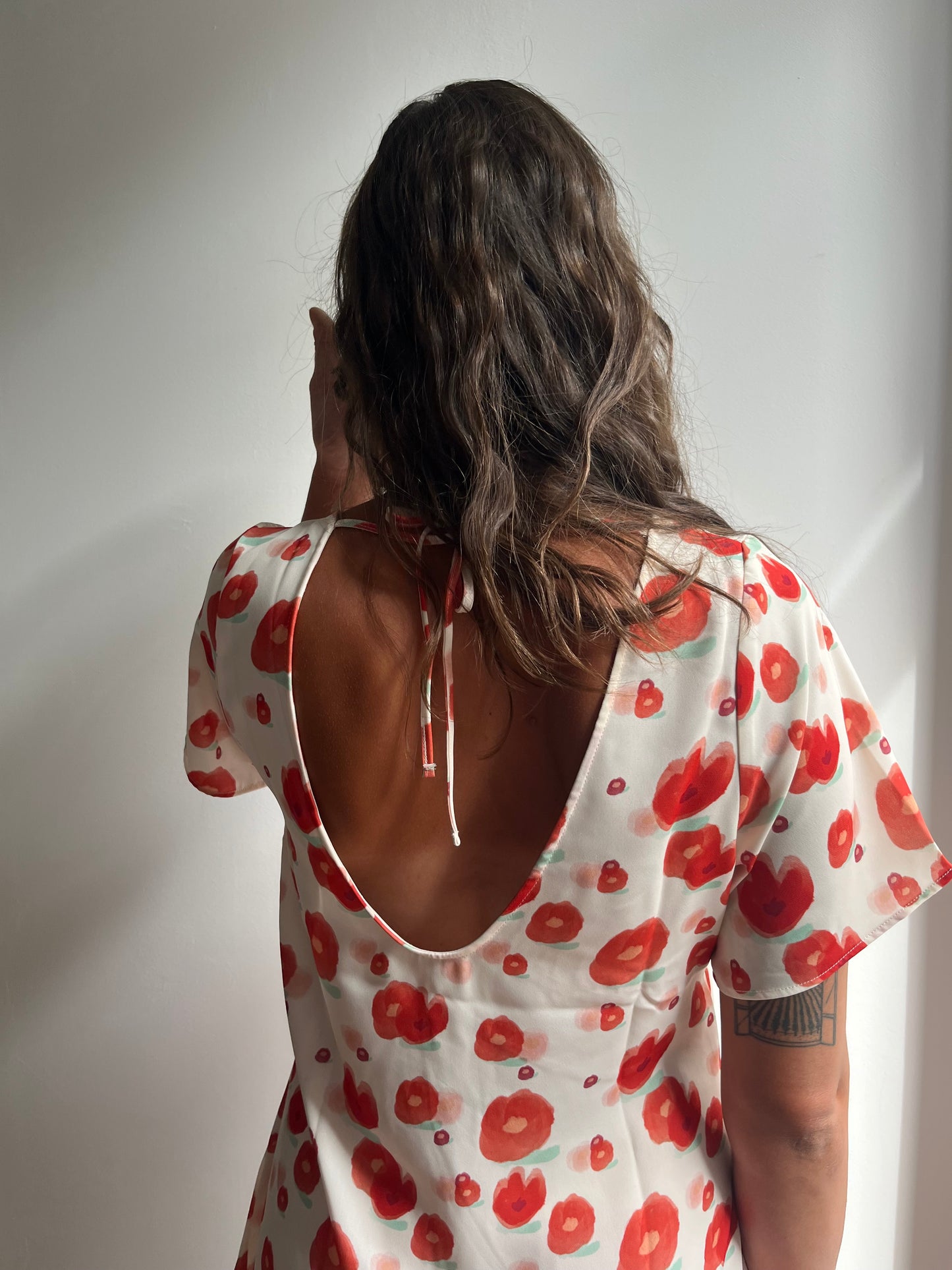 Robe courte imprimée fleurie rouge fabriquée au Portugal en polyester recyclé