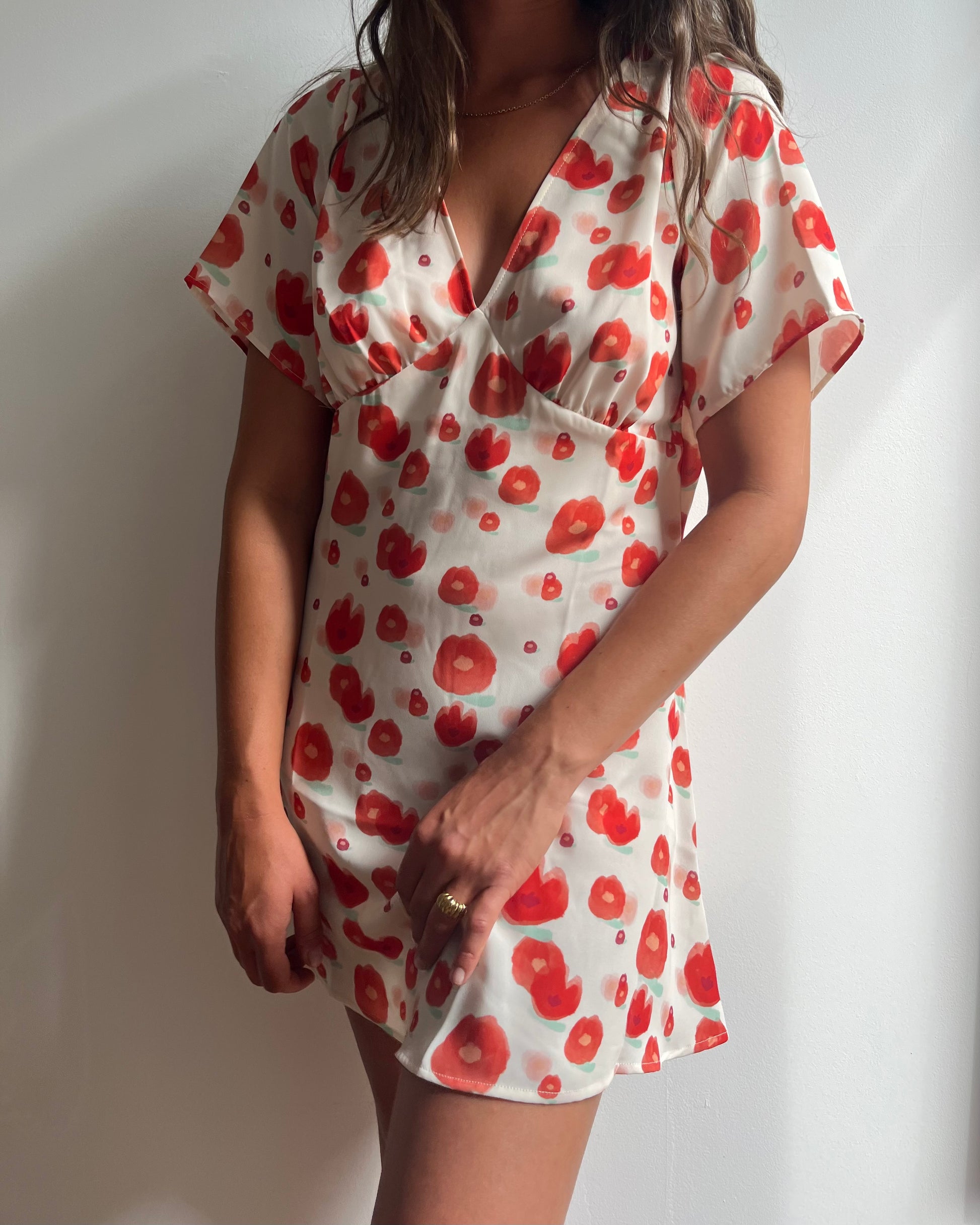 Robe courte imprimée fleurie rouge fabriquée au Portugal en polyester recyclé