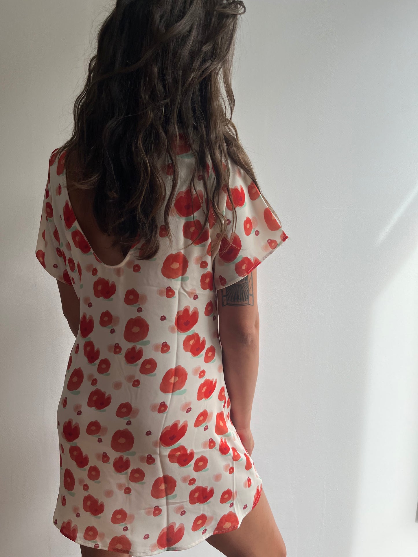 Robe courte imprimée fleurie rouge fabriquée au Portugal en polyester recyclé