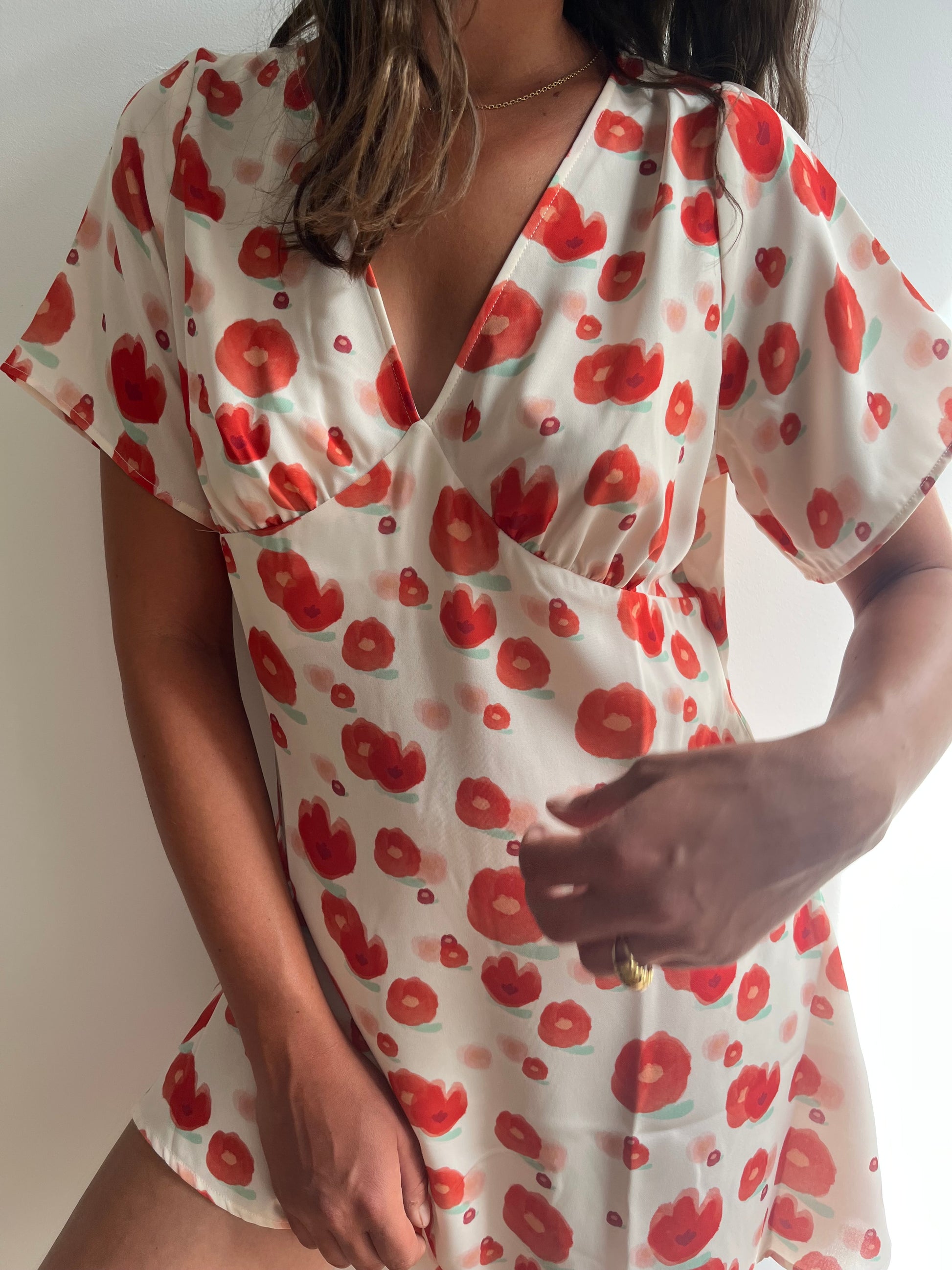 Robe courte imprimée fleurie rouge fabriquée au Portugal en polyester recyclé