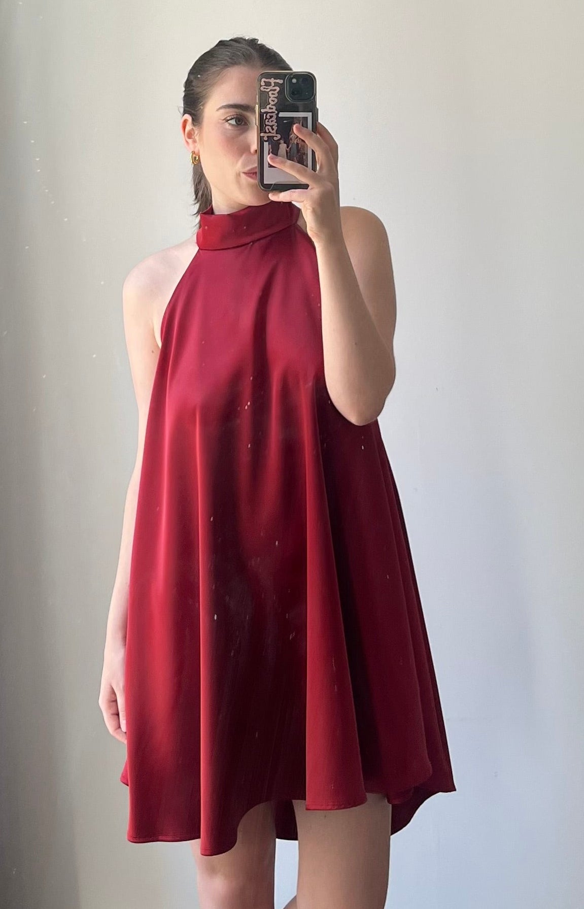Robe courte satinée rouge fabriquée en France avec col montant et dos nu