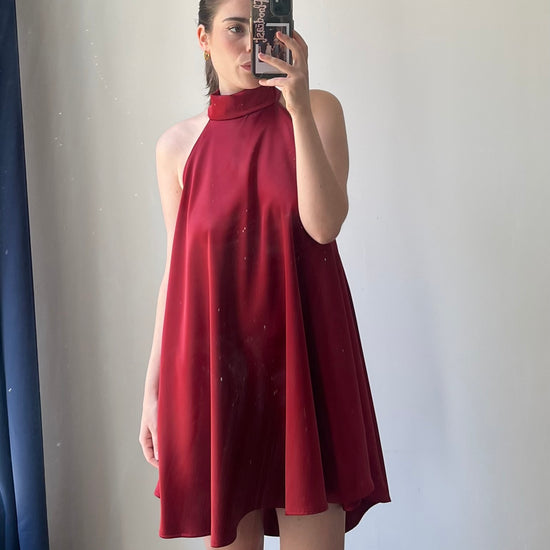 Robe courte satinée rouge fabriquée en France avec col montant et dos nu