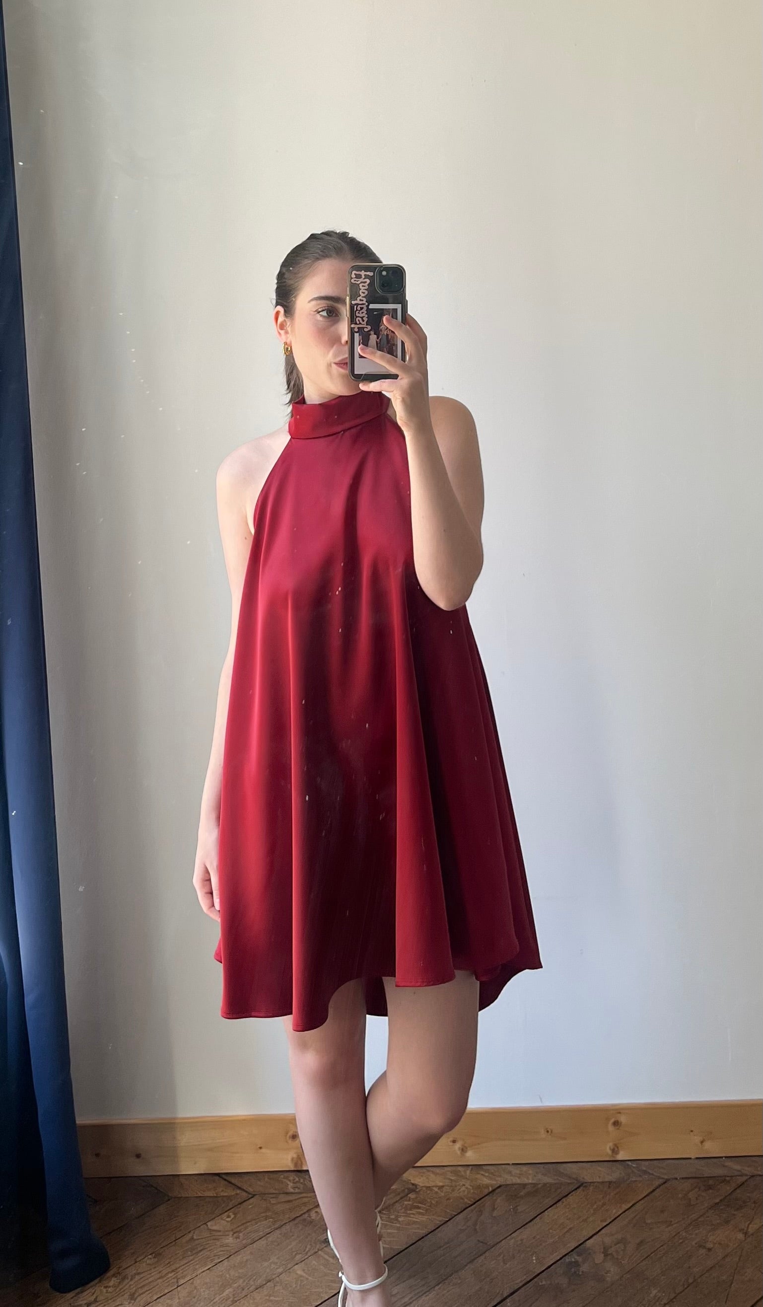 Robe courte satinée rouge fabriquée en France avec col montant et dos nu