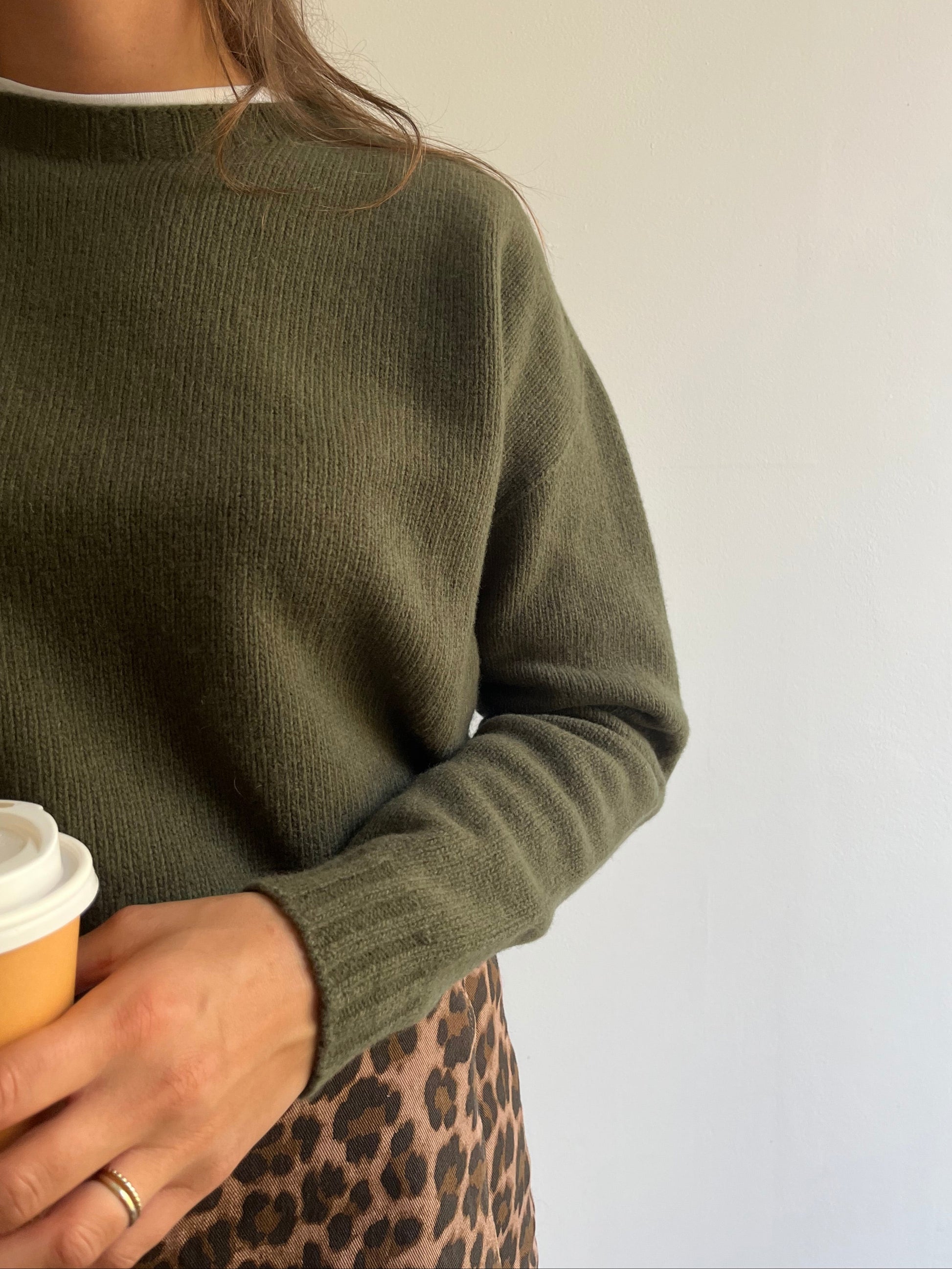 Pull femme en laine mérinos kaki fabriqué en Italie